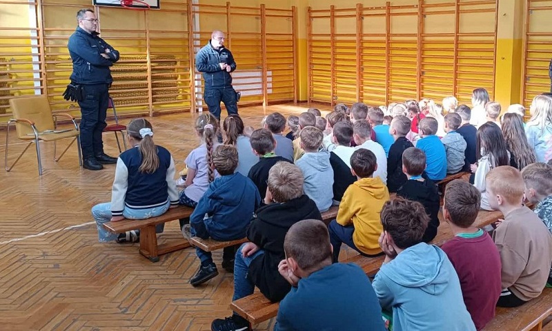 Spotkanie profilaktyczne z policjantami